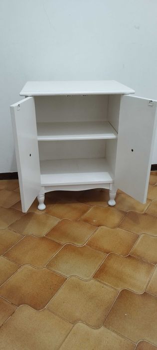 Mesinha cabeceira com 2 portas