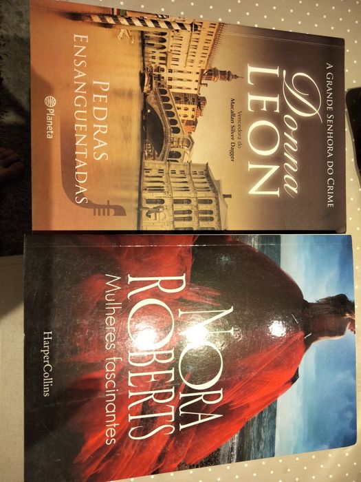 Livro Donna Leon e Nora Roberts