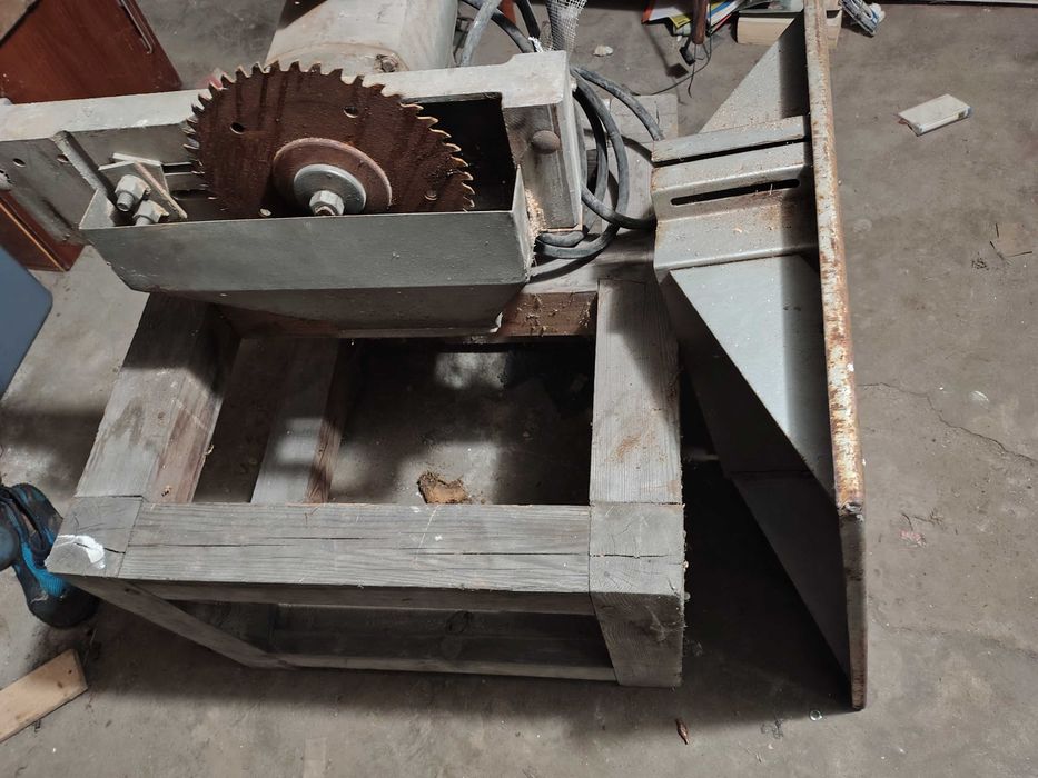 Krajzega piła stojąca z silniekiem na siłę