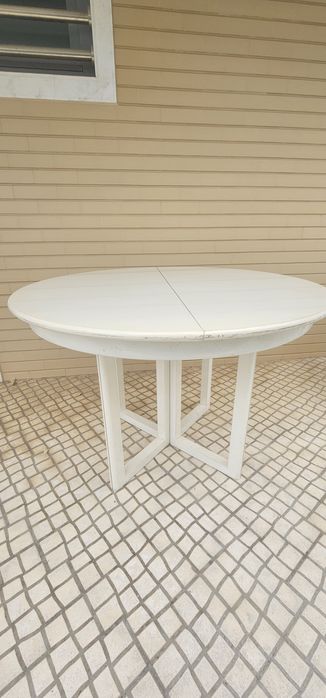 Mesa de jantar em madeira laçada branca