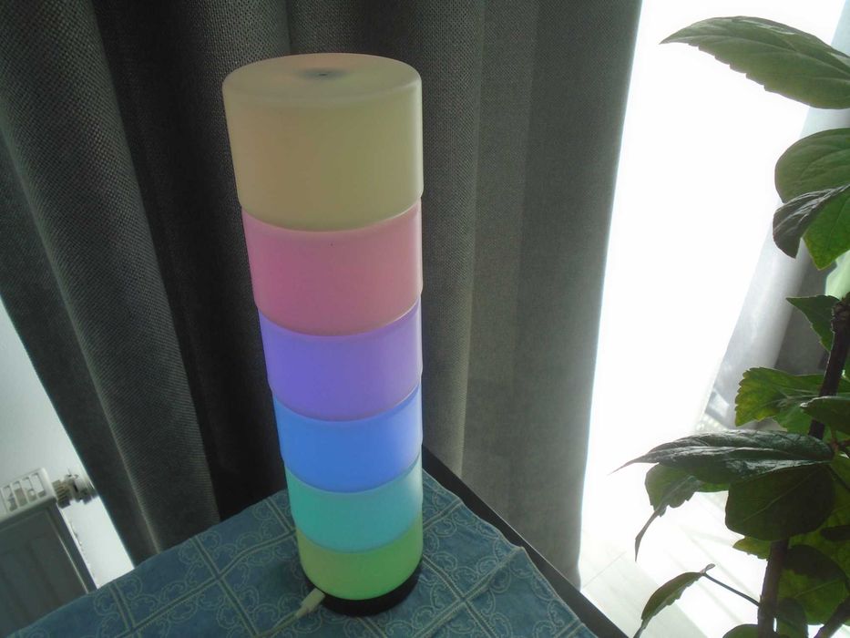 lampka LED RGB z dyskami na stosie