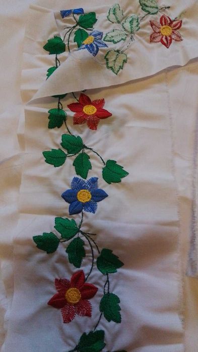 Тканина батист, вишиті батистові вставки
