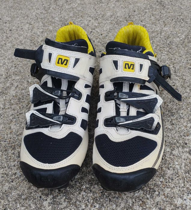Sapatos de ciclismo Mavic brancos com detalhes pretos e amarelos