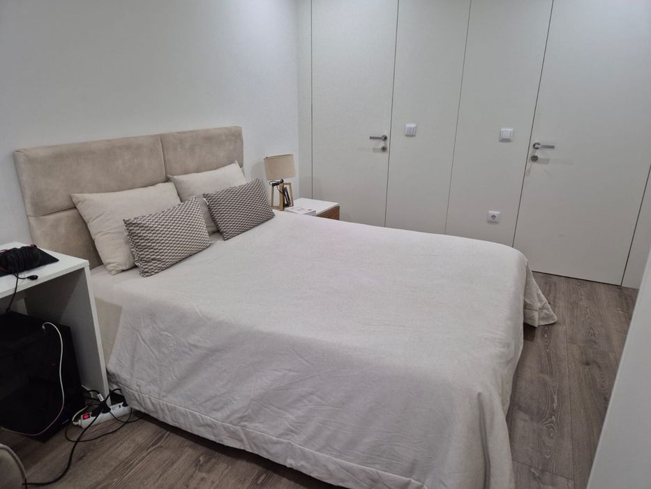 Vendo Cama de Casal com sommier - Excelente estado