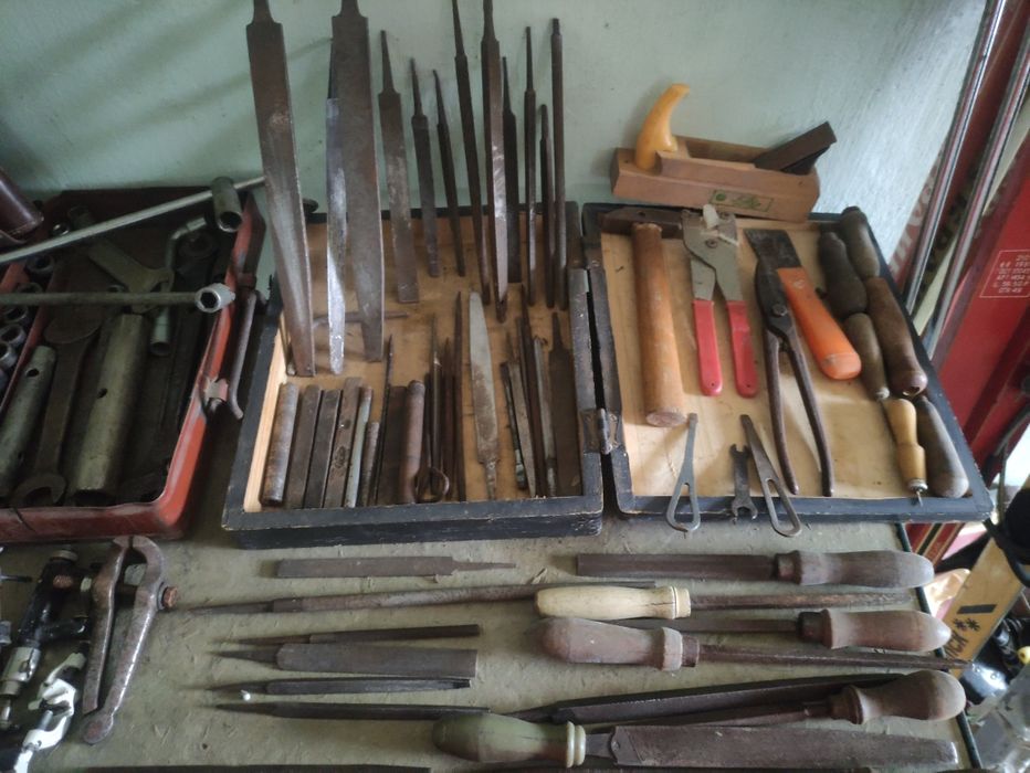 Старі речі з гаража, електрика, ключи, напильники, труба нерж тощо