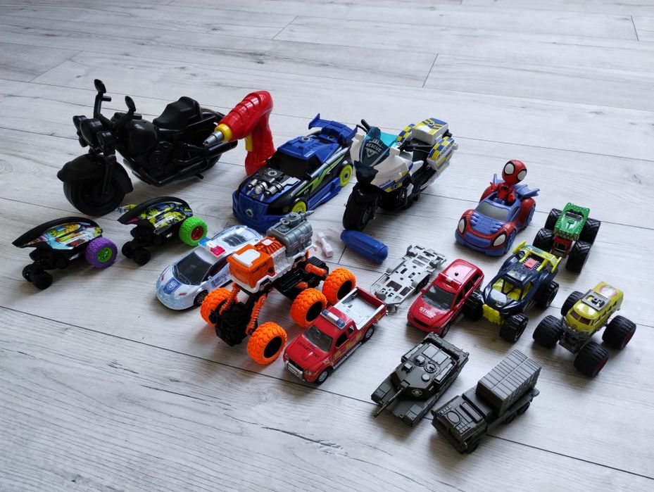 Zestaw 15 sztuk samochodów, motorów i innych pojazdów