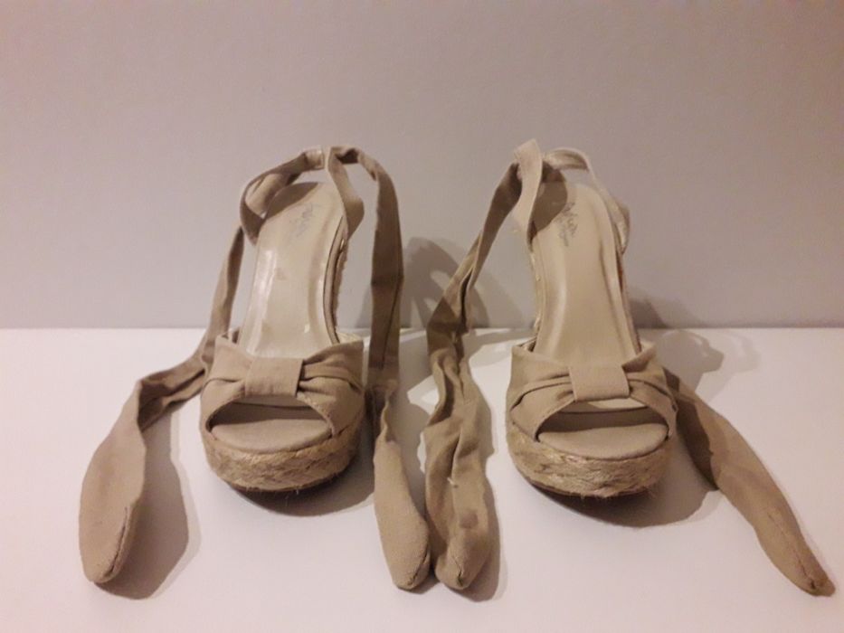 Sandálias de cunha novas