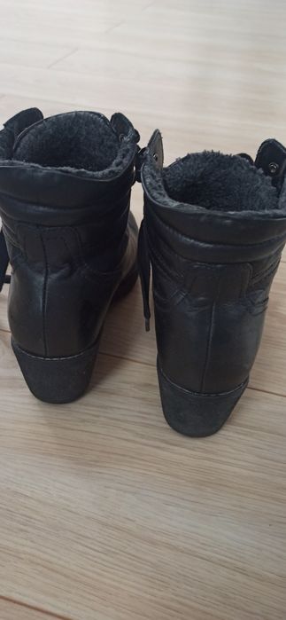 Czarne skórzane,ocieplane buty w rozmiarze 38