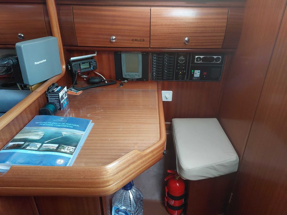 Veleiro Bavaria 32" (veleiro alemão com bandeira portuguesa);