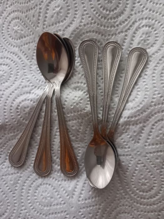 Łyżeczki oraz filiżanki ze spodkami