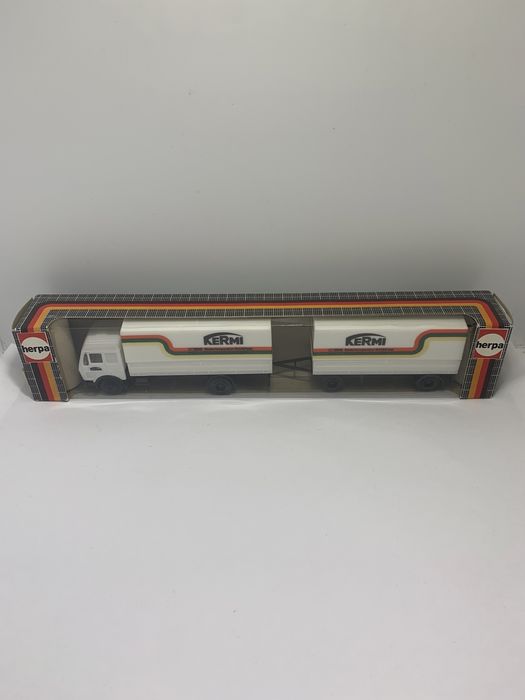 Mercedes com reboque da Herpa escala H0 1/87