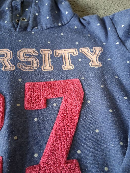 Sweatshirt/moletom curta, com capuz e pelo interior.