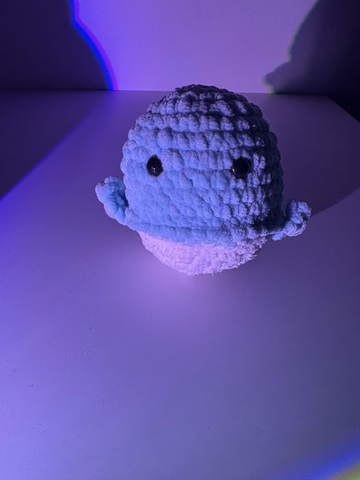 Niebieski wielorybek na szydełku