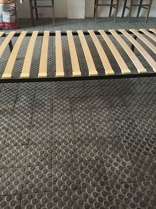 Estrado de cama individual com pés
