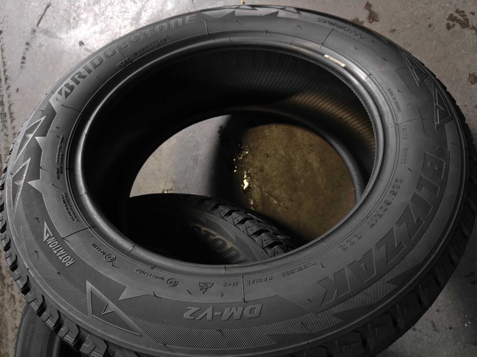R17 225 60 шини зимові Bridgestone Blizzak DM-V2 арктичні липучки
