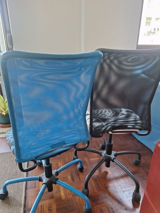 2 cadeiras de secretária ikea azul e preta