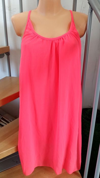 Sukienka na ramiączkach neonowy róż ażurowe plecy asymetryczna