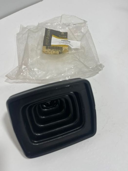 Fole Mudanças Renault Super 5 Express Novo Original 7700676238