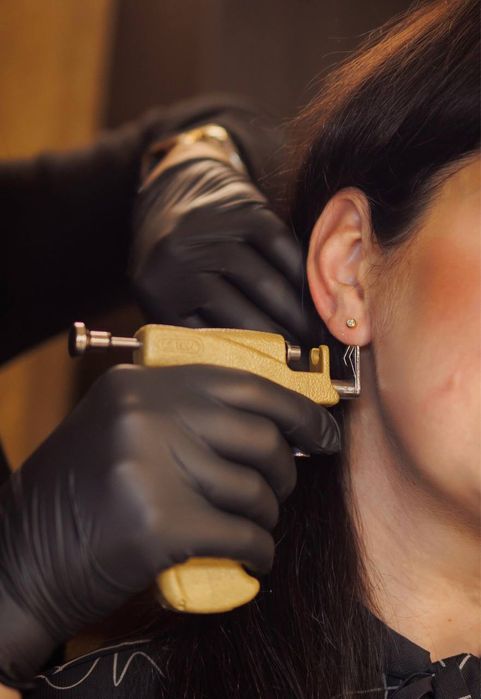 Прокол ушей, пирсинг носа пистолетом