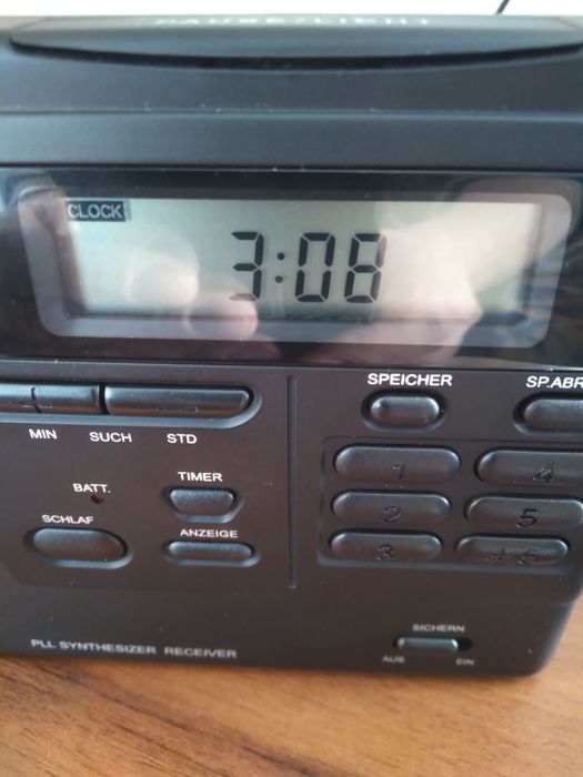 Радиоприемник V9805  новий.