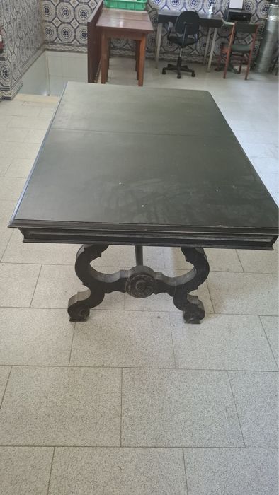 Conjunte de mesa e cadeiras