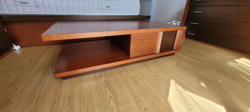 Mesa de centro com gaveta