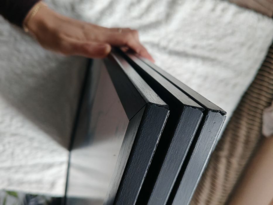 Zestaw trzech obrazów na ścianę w czarnej ramie, abstrakcja, marmur