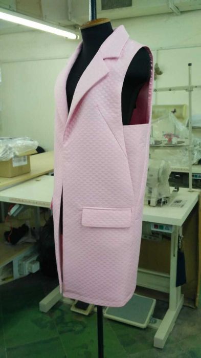 Распродажа. Фирменный жилет-накидка