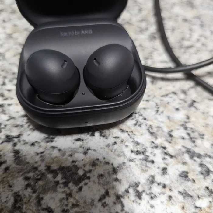 1 Portatil Asus,  3 Monitores, 1 SAMSUNG Galaxy Buds2 Pro, 3 teclados