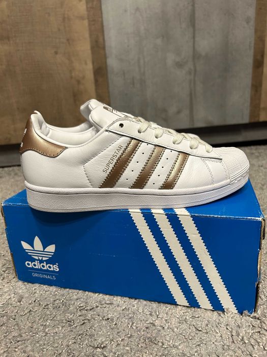 Оригінальні жіночі кросівки Adidas Superstar: 1 300 грн. - Інші