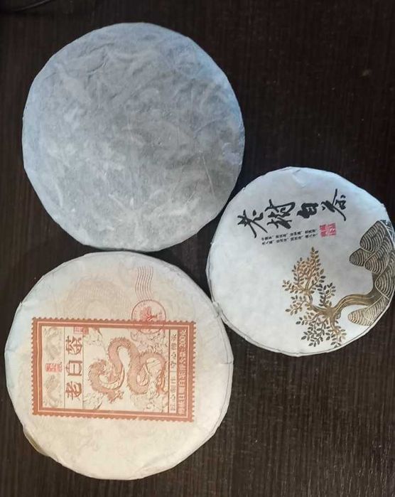 Білі чаї  у пресі в асортіменті