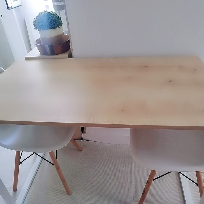 Mesa e 2 cadeiras.