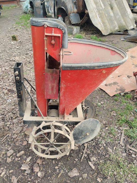 Саджалка картоплі для мотоблоку