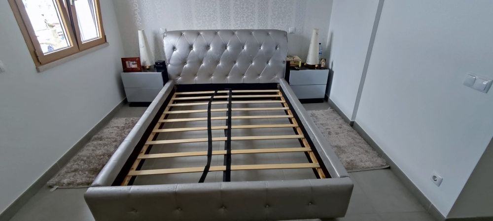 Conjunto mesinha de cabeceira e cama com estrado