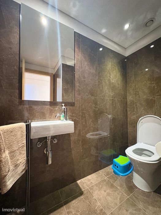 Apartamento T3 (recuado) com 56m2 de terraço, no centro da Trofa
