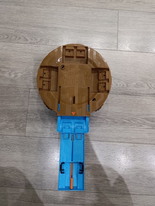 Продам набор Hot Wheels Monster Trucks Stunt Tire