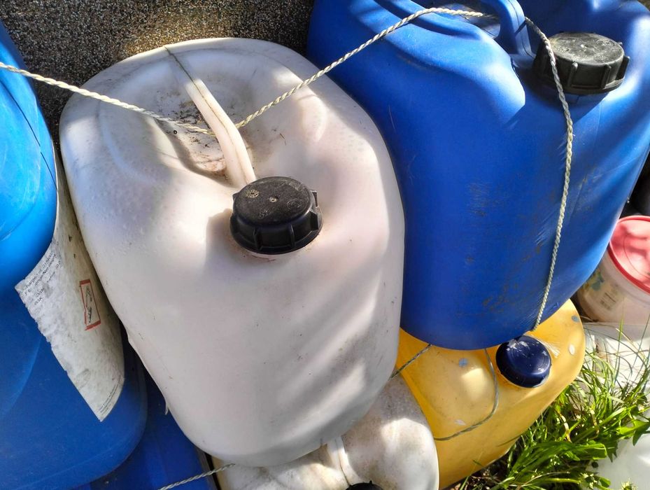 Kanistry plastikowe ,używane ,kolorowe.20l