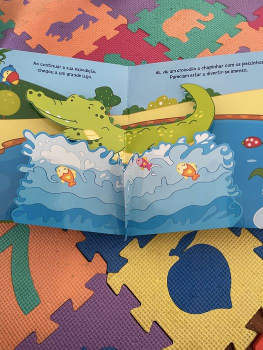 Livro de pop-up “ aveturas no safari”