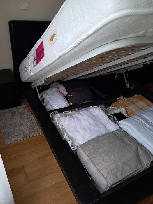 Cama de casal em madeira de castanho e pele