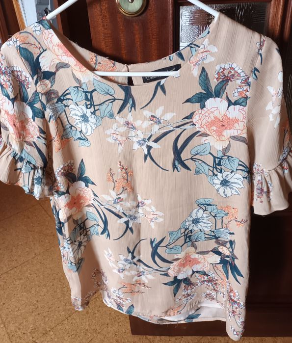 Blusa primaveril em tons suaves