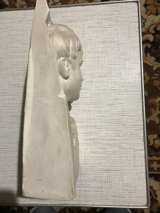 Бюст  Сергея Есенина.