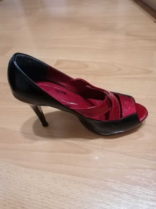 Buty na obcasie ze skóry lakierowanej