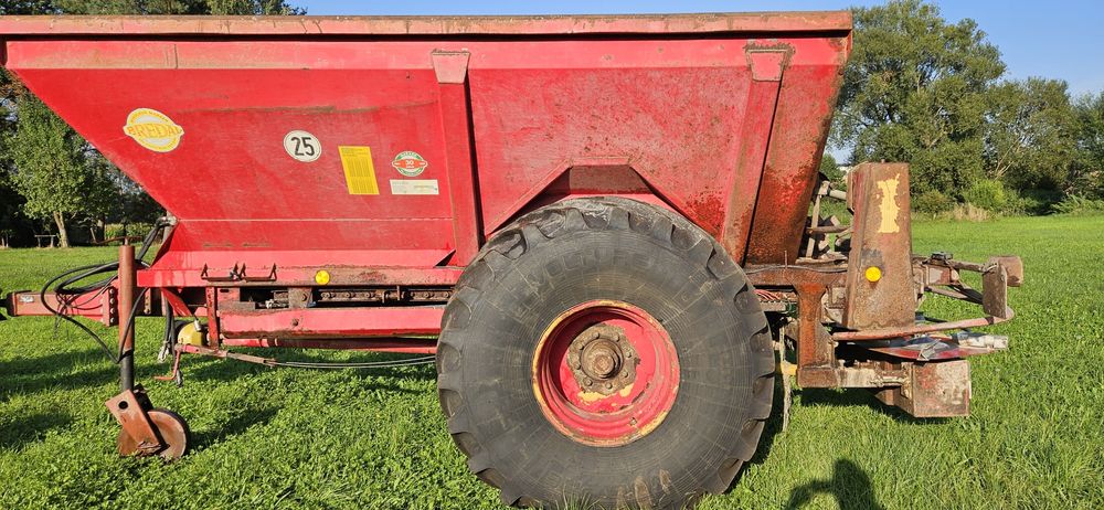 Rozsiewacz wapna bredal 10 ton.