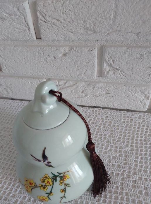 Ceramiczny pojemnik z chwostem.