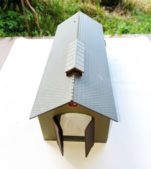 PIKO 61823 Garagem de comboios com ILUMINAÇÃO