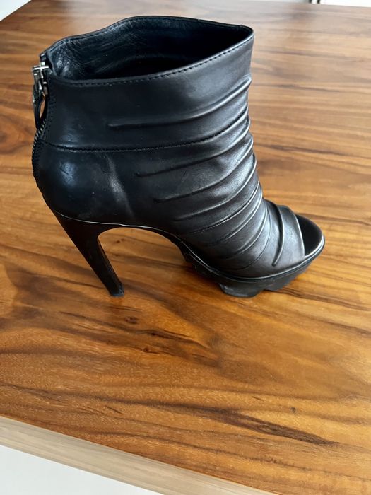 Botki z odkrytymi palcami Vic Matie