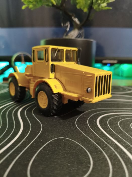 Модель трактора К-700 кіровець масштаб 1:43