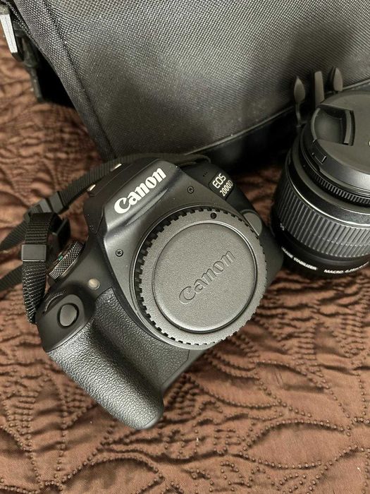 Canon  EOS 2000D