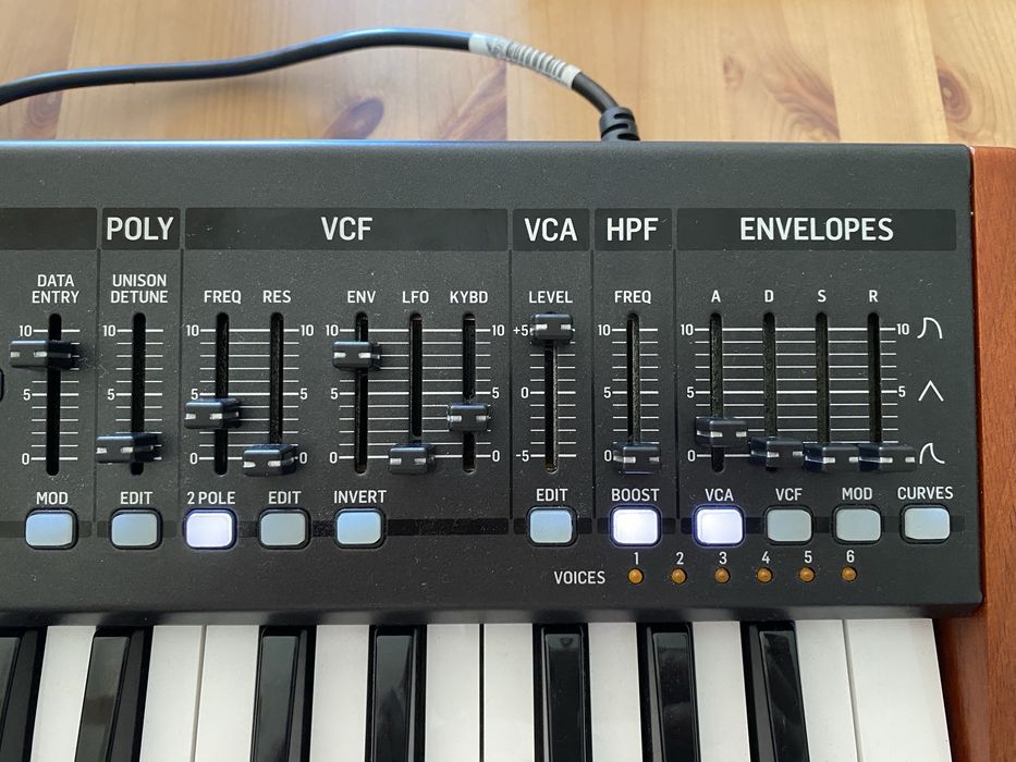 Behringer Deepmind 6