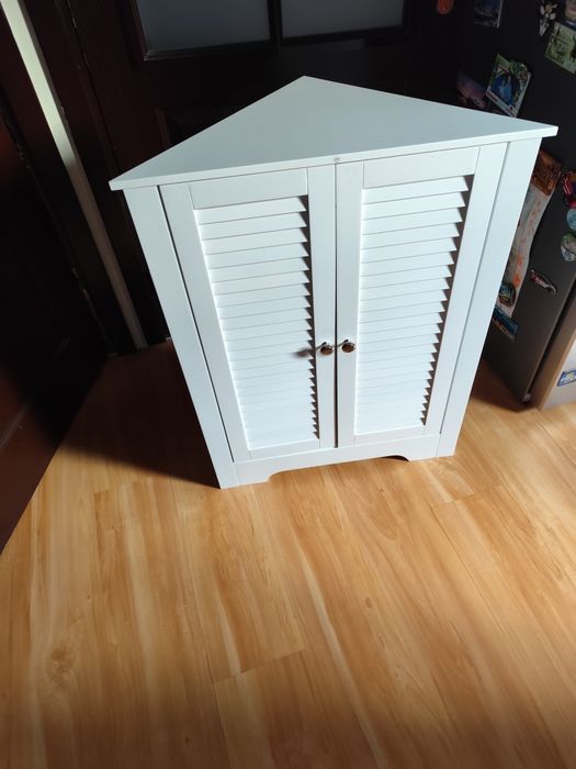 Narożna szafka Costway biała żaluzjowe drzwi